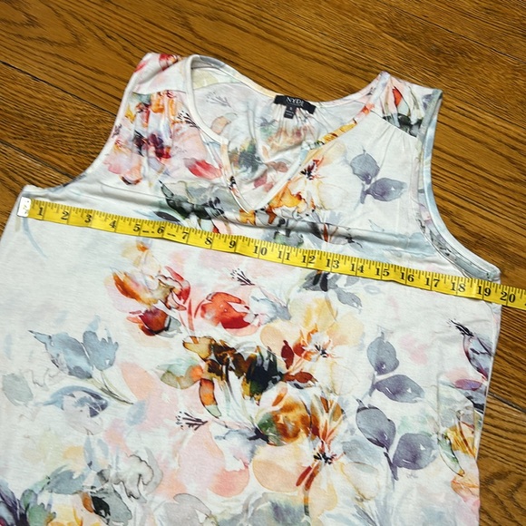 NYDJ floral sleeveless top. Good condition. Small. - Picture 5 of 11